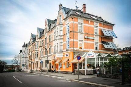 In der Stadt, im Vogtland und darüber hinaus bekanntes, nach vogtländischer Tradition und Handwerk geführtes Hotel und Konditorei