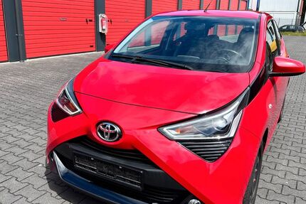 Toyota Aygo (X) 45.468 km 9.699 &euro; Oberhausen 46145