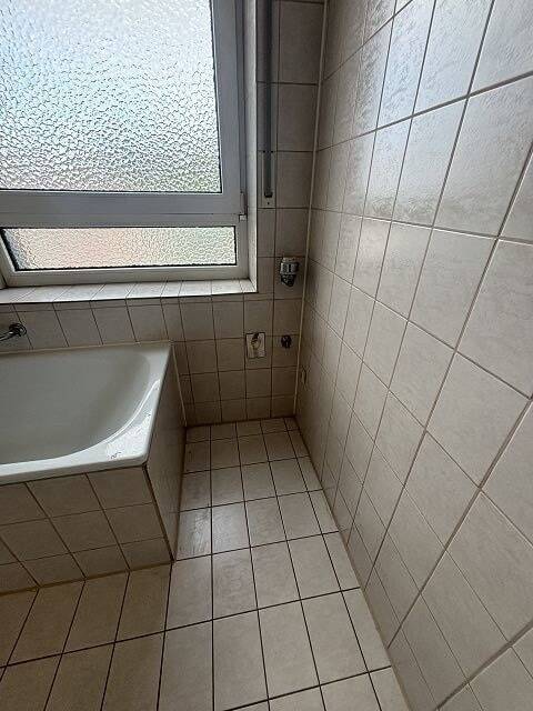 Große leerstehende 3,5 Zi.- Wohnung in ruhiger Top-Lage mit großem Balkon und Garage