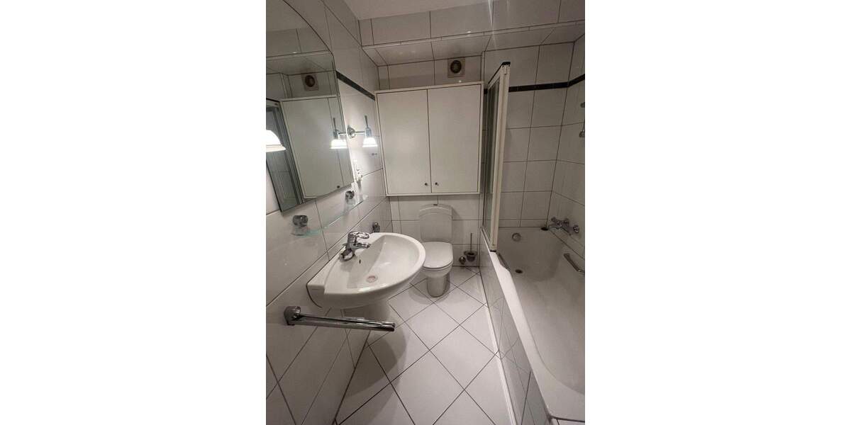 SCHÖN GESCHNITTENE DREIZIMMERWOHNUNG MIT EINBAUKÜCHE IM HERZEN VON NEUSS 3 zimmer