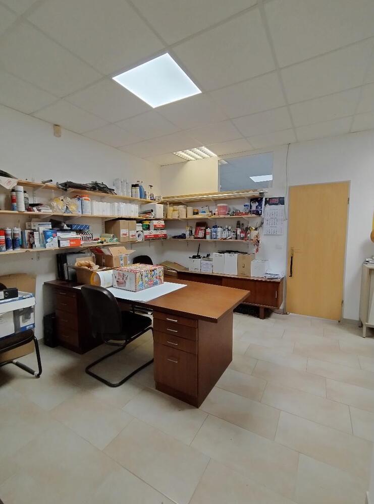 Ideal für Ihren Handwerksbetrieb Hallenfläche mit Büro und 3 Stellplätzen, verkehrsgünstige Lage