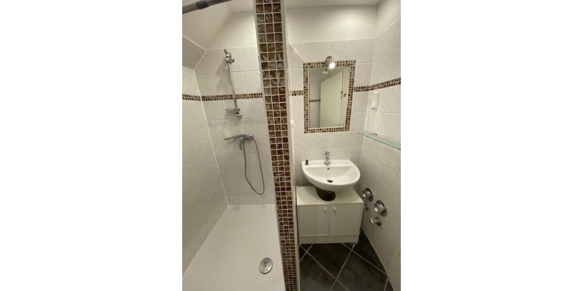 SCHÖNE HELLE DG-WOHNUNG renoviert IN SUPER LAGE 4 zimmer