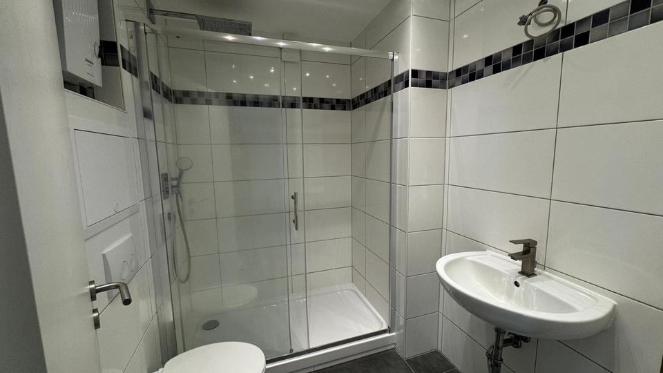 Moderne helle Wohnung 2ZKDB Erstbezug saniert Dachgeschoss Inrath 2 zimmer