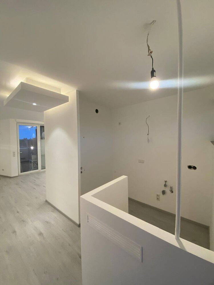 Furnished High end Apartment + Balcony + private parking