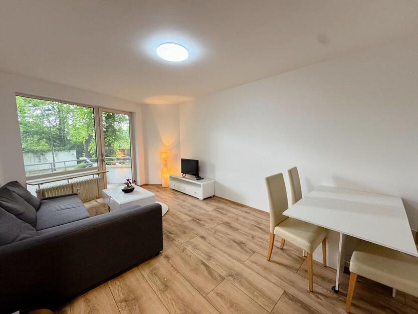 Renovierte, möblierte Wohnung mit Parkplatz in Düsseldorf-Rath