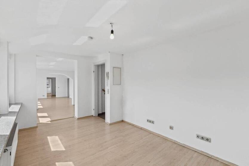 Haus-Feeling pur: 5-Zimmer-Wohnung mit Dachterrasse, eigenem Eingang & Garage