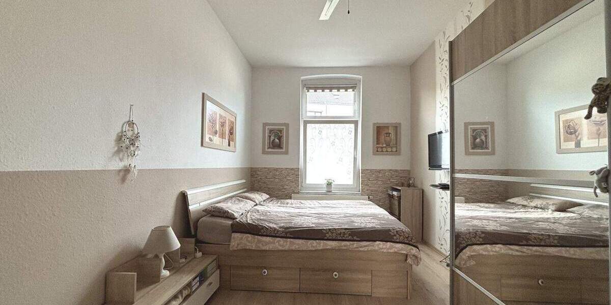 Helle Eigentumswohnung mit 5 Zimmern und Altbau-Charme 5 zimmer