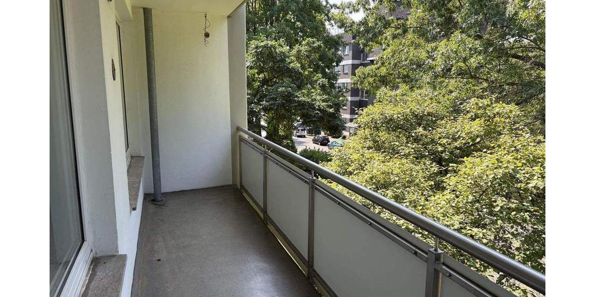 Krefeld-Bismarckviertel: Vierzimmerwohnung mit zwei Loggien und zwei Tiefgaragenstellplätzen 4 zimmer