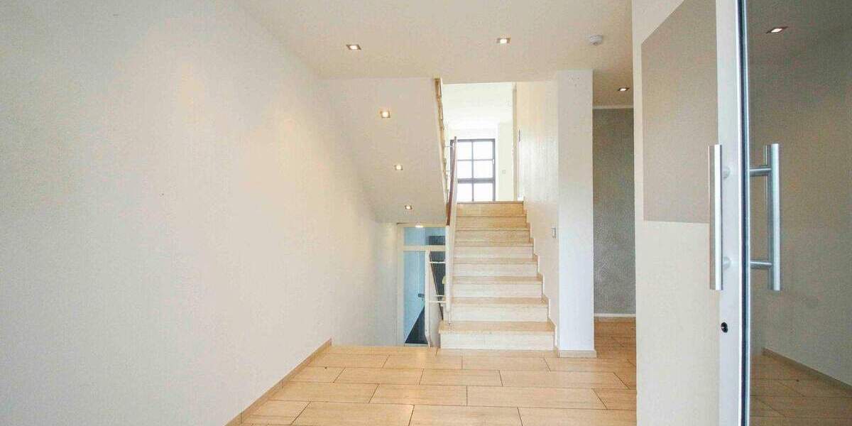 Leben in der Innenstadt: Gepflegtes Reihenmittelhaus samt Dachterrasse und TG-Stellplatz 5 zimmer