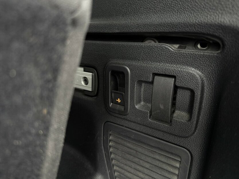 VW Touran 7-Sitze/Discover Pro/ACC/AHK/Automatik 110.000 km 24.490 € Mönchengladbach 41066