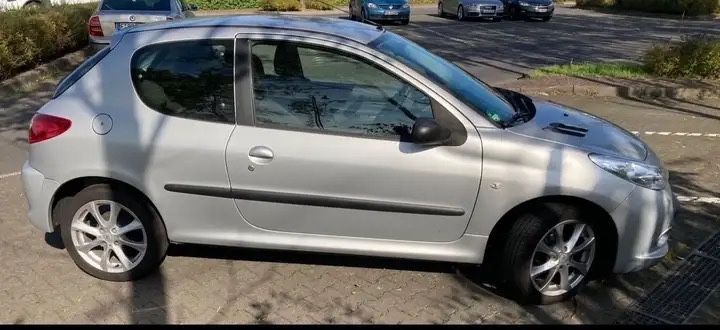 Peugeot 206 113.475 km 2.099 € Düsseldorf 40417