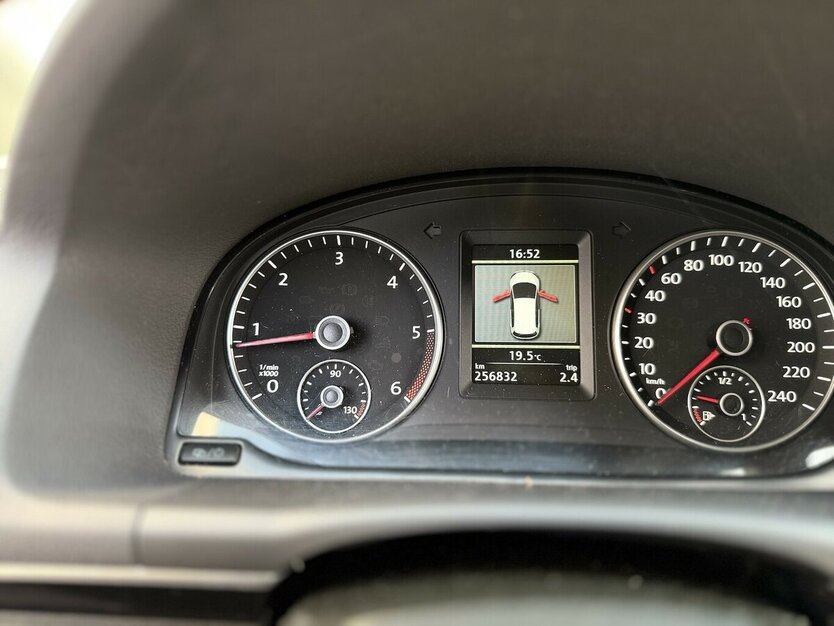 VW Touran Highline / Navi / 7 Sitze / Klima / AHK 256.000 km 7.900 € Mönchengladbach 41066