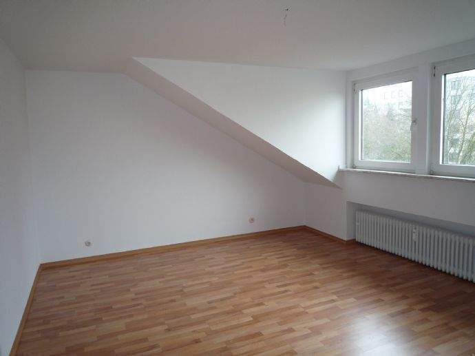 Lev.-Quettingen, helle freundliche renovierte Wohnung im DG, 2 Zimmer, 55 m², Küche, Wannenbad 2 zimmer