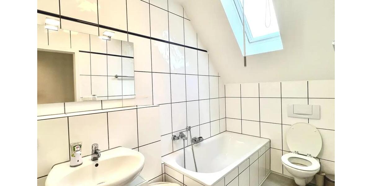 Möblierte Maisonette-Wohnung mit Balkon & TG in Düsseldorf-Unterrath 3 zimmer