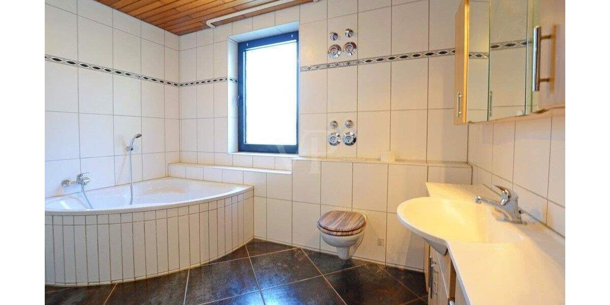 Zweifamilienhaus mit Einliegerwohnung - großer Garten und 3 Garagen 8 zimmer