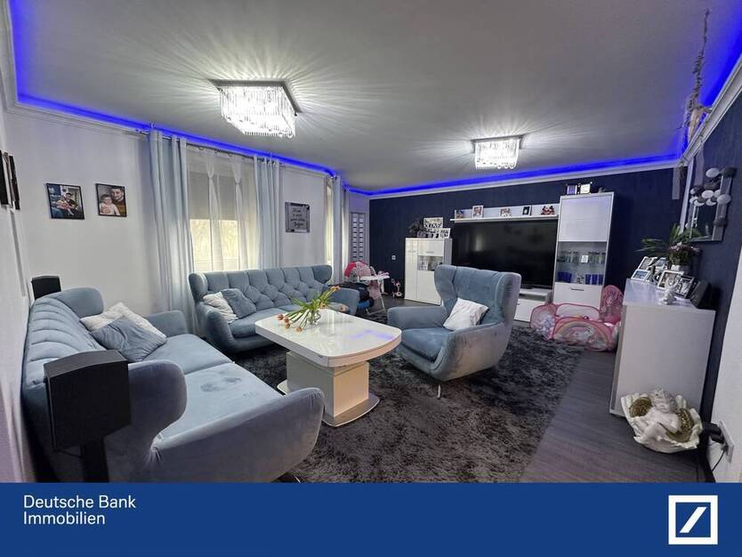 Top renovierte 3 Zimmer Wohnung mit Gäste WC und Einbauküche mit KochInsel