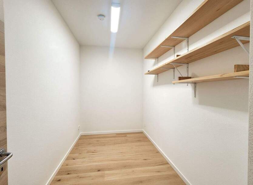 Elegante Etagenwohnung mit Panoramablick, zwei Balkonen und Aufzug! 3 zimmer