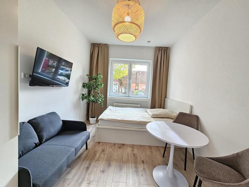 Erstbezug nach Sanierung, Teilmöbliert in zentraler Lage zimmer