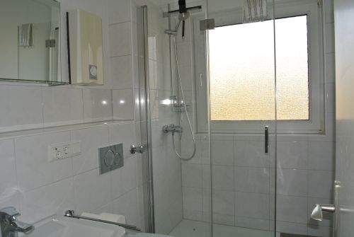Ortsteil Broich Appartement im renovierten Zustand und Großräumig mit separater Küche