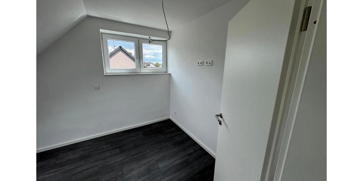 Dachgeschoßwohnung Duisburg Huckingen - 2 Zimmer, 50 m&sup2;, 600&euro; | Angebot:25052542