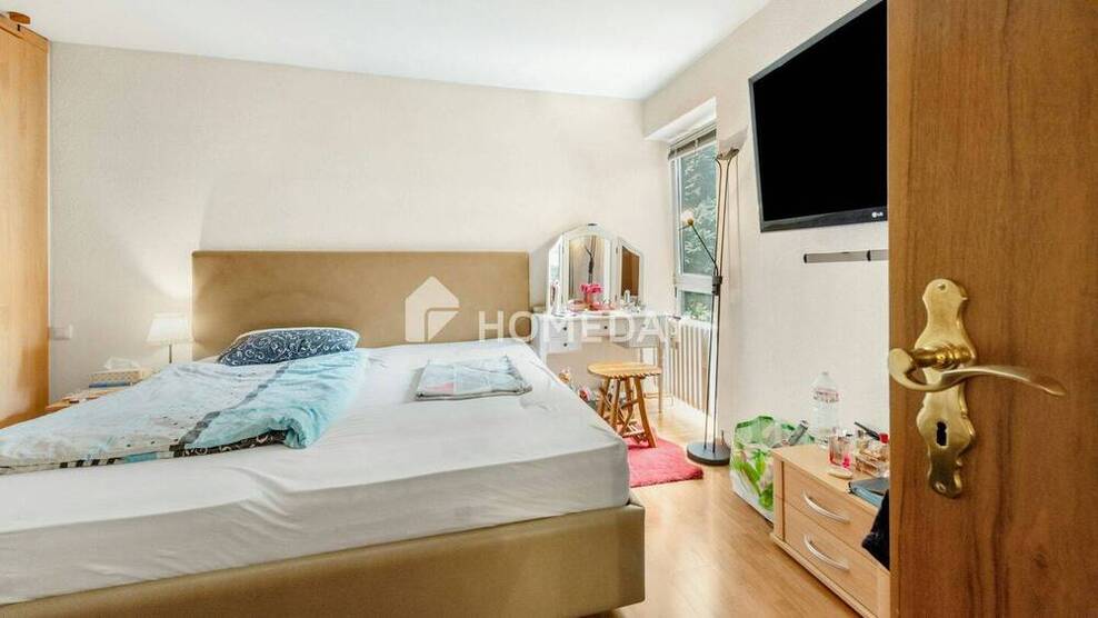 Modernisierte Erdgeschoßwohnung mit Kamin, Massagedusche & privatem Garten - Wohnen mit Stil