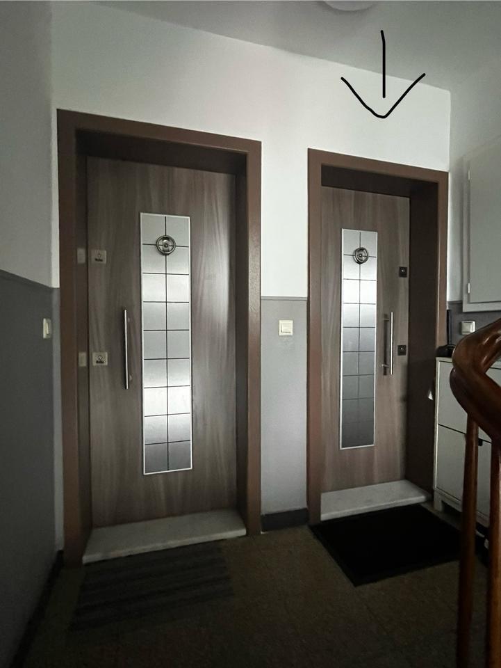 Exklusive 3 Zimmer Wohnung mit Gewerbe und 3 Einzel XL Garagen