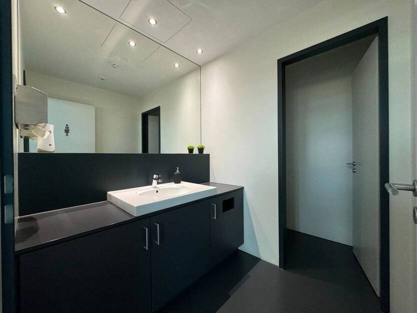Großes Büro mit Blick über den Medienhafen - All-in-Miete