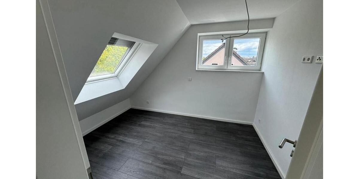 Dachgeschoßwohnung Duisburg Huckingen - 2 Zimmer, 50 m&sup2;, 600&euro; | Angebot:25052542