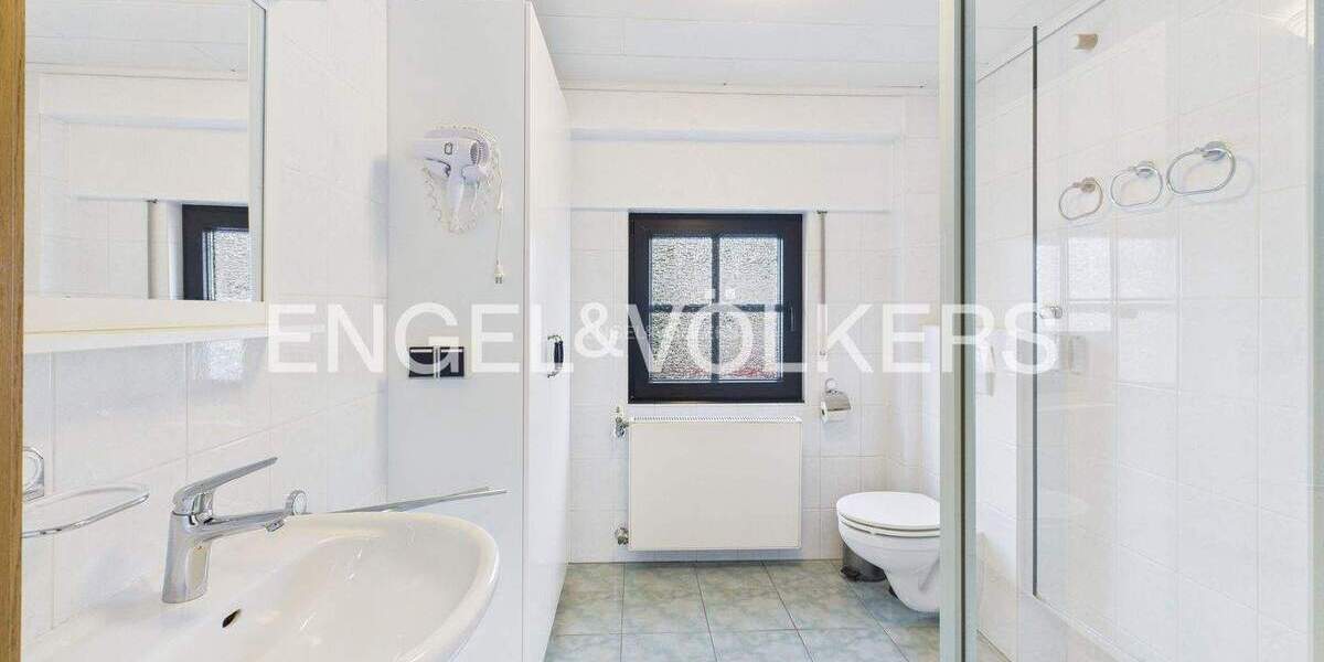 Zwei Häuser mit Möglichkeiten für unterschiedliche Lebensstile in familienfreundlicher Lage 9 zimmer