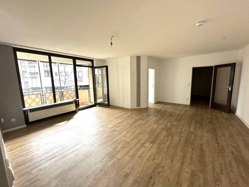 *Geräumige und gepflegte 2 Zimmer Mietwohnung mit Balkon und Aufzug in ruhigem Haus, KR Innenstadt*