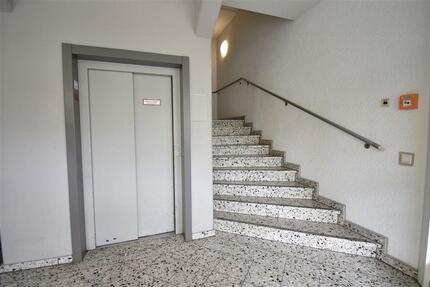 Ab sofort bezugsfrei! Gepflegte Gewerbeeinheit mit 10 TG-Stlpl. in Lierenfeld zimmer