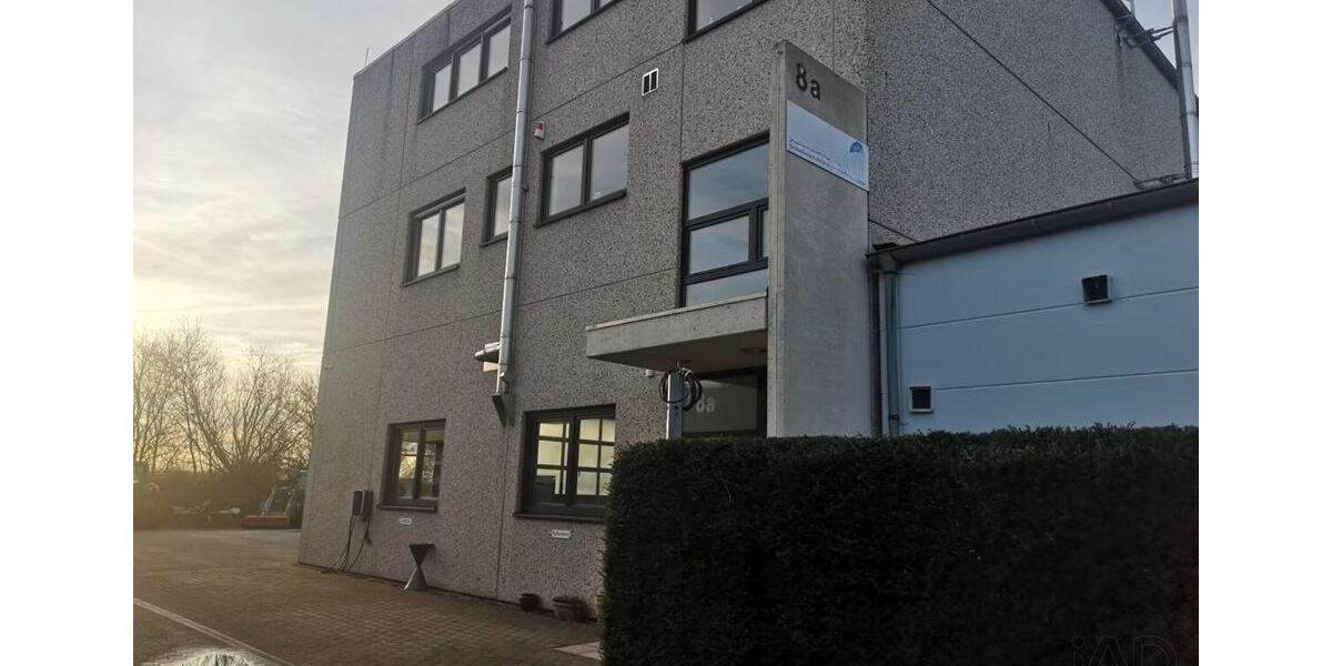 Funktionale Büro- Praxisfläche mit flexibler Raumaufteilung und Stellplätzen zimmer