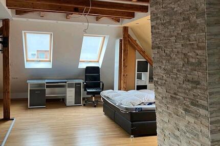 Möblierte 1-Zimmer-Dachgeschosswohnung – 950 € warm 1 zimmer