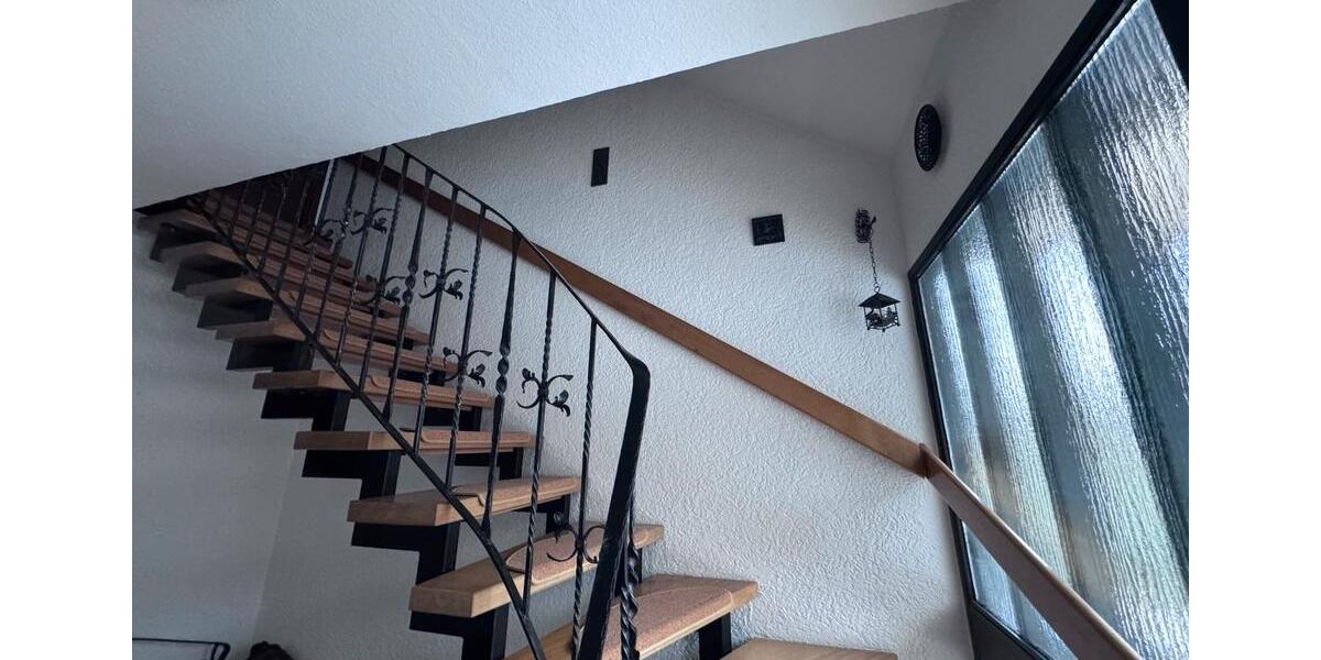 Miete - Einfamilienhaus mit 6 Zimmern, 2 Küchen, Garten und Kamin 6 zimmer