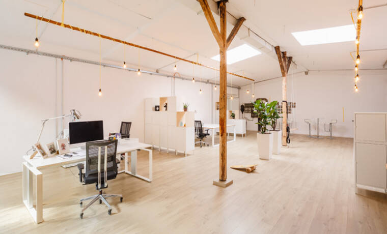 Top ausgestattete und großzügige Arbeitsplätze in einem Loft-Büro - All-in-Miete