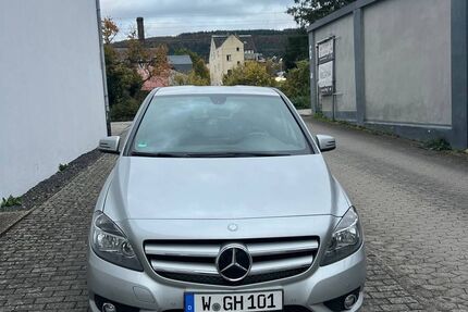 Mercedes-Benz 190 179.000 km 11.999 € Düsseldorf 40210