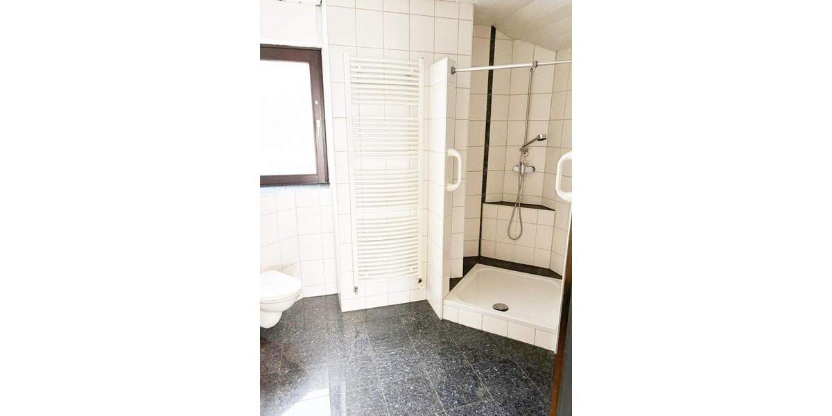 Freistehendes Zwei-Familienhaus mit großem Garten und Garage in DU-Bergheim 7 zimmer