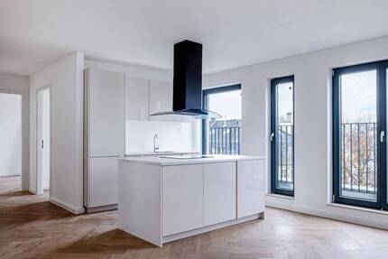 Sonniges Penthouse im Erstbezug: Modernes Wohnen über historischen Mauern