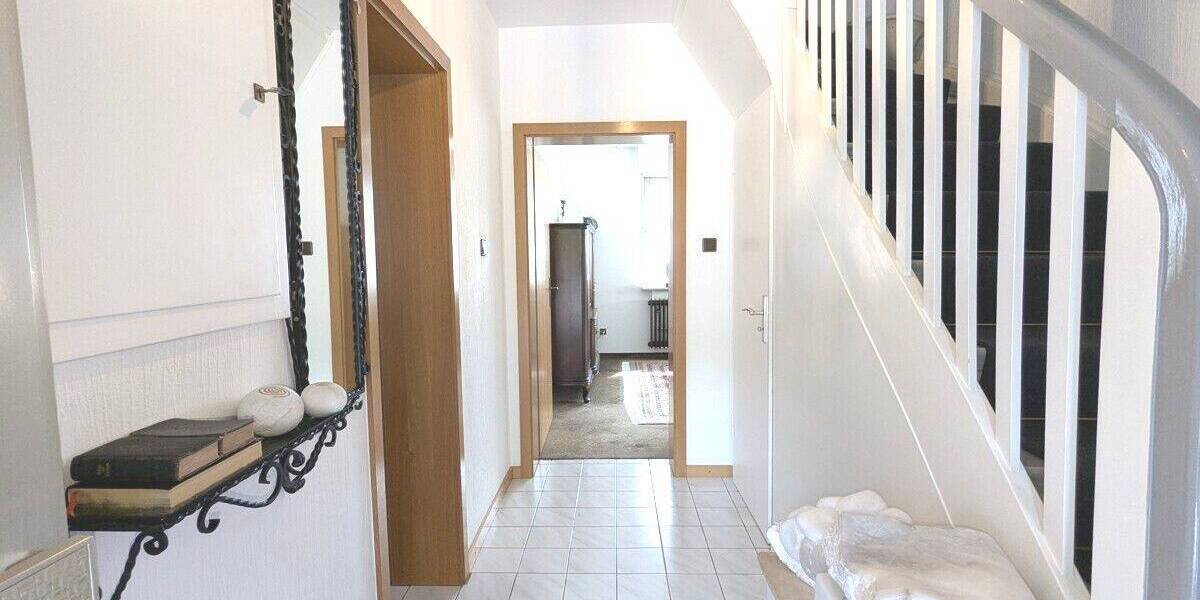 Perfekt für Ihre Familie: Freistehendes EFH mit Keller, Garage und Garten in ruhiger Waldrand-Lage 6 zimmer