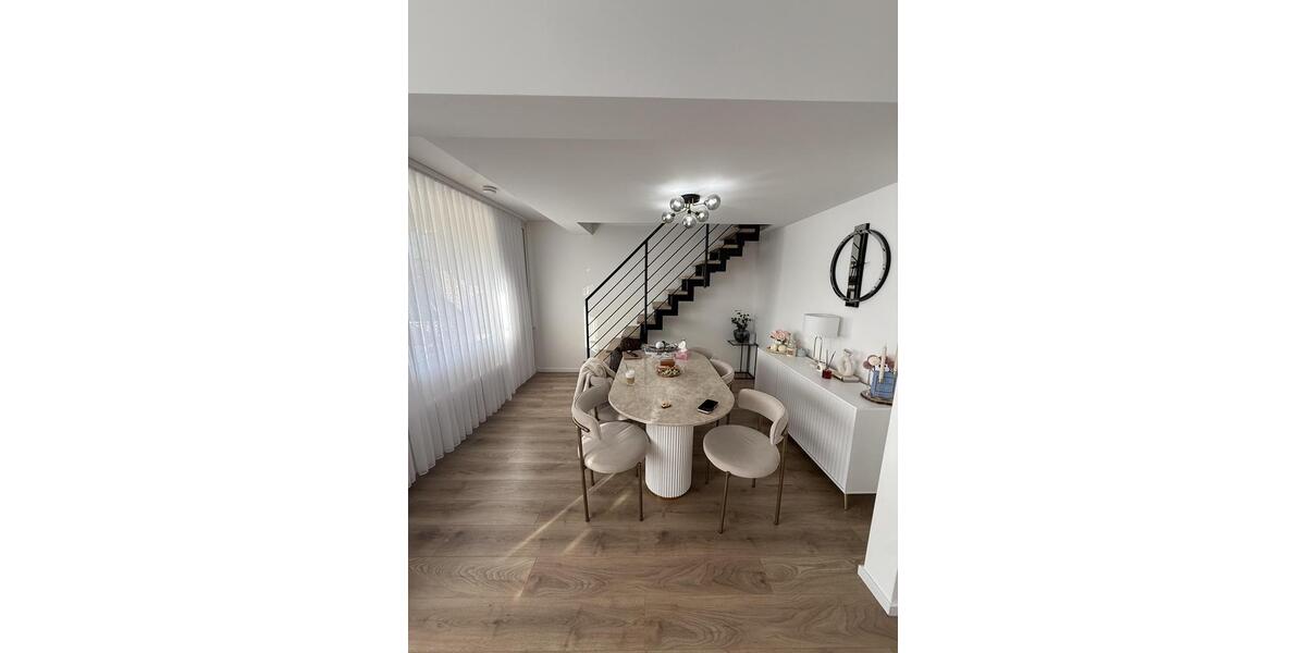 Maisonettenwohnung Düsseldorf Stadtbezirk 9 - 5 Zimmer, 125 m&sup2;, 1.800&euro; | Angebot:26194304