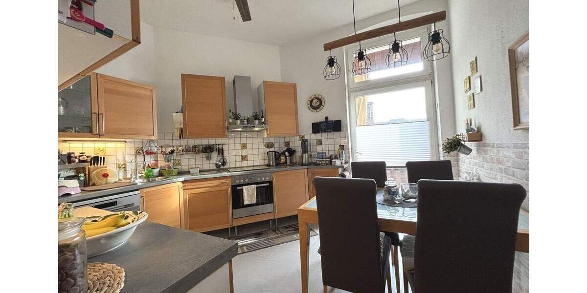 Helle Eigentumswohnung mit 5 Zimmern und Altbau-Charme 5 zimmer