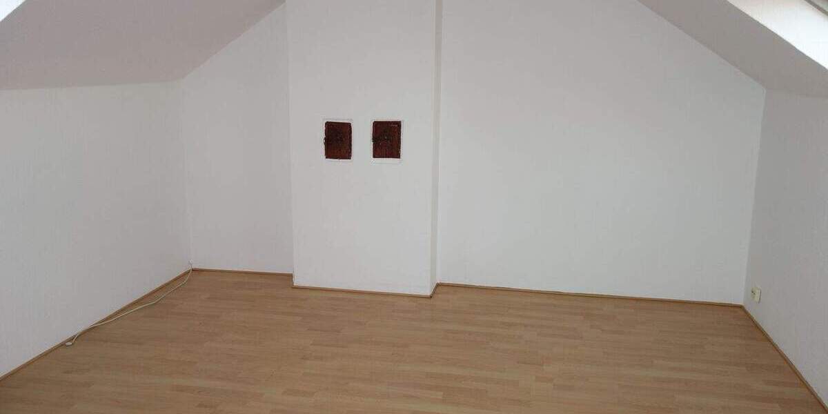 URDENBACH ALTBAU BEZUGSFREI KAMIN PARKETT GROßE KÜCHE GROßES BAD GROßER BALKON + 50 QM SPITZBODEN 3 zimmer