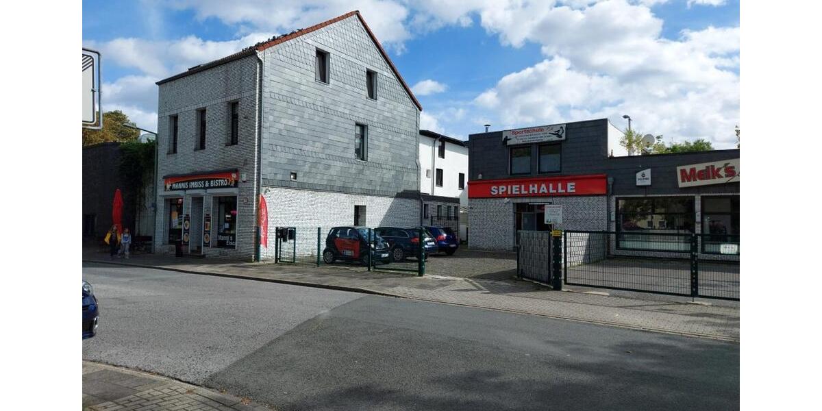 Im 1.OG. GEWERBEFLÄCHEN (vorher SPORTSCHULE) gewesen. zimmer