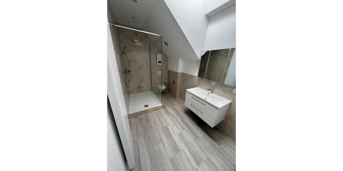 Wohnung, neu saniert, Erstbezug, 80m2, drei Zimmer, möbliert 3 zimmer