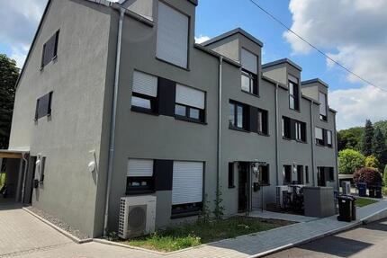 Ihr Perfektes Eigenheim: modernes Reiheneckhaus mit Garten und Doppelstellplatz