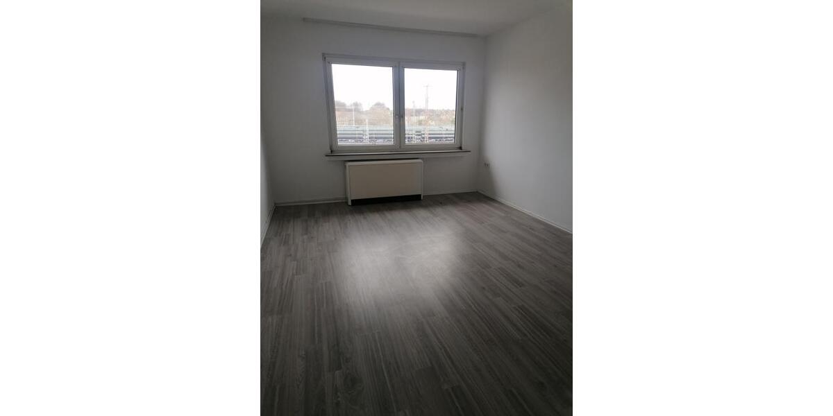 3-Zimmer, frisch, renoviert, neuer Fußboden, freier Blick, hell. Auf der Hammerstraße 22 3 zimmer