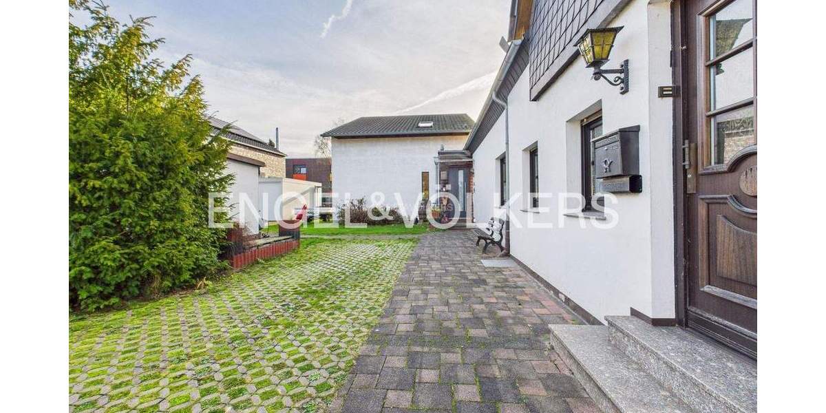 Zwei Häuser mit Möglichkeiten für unterschiedliche Lebensstile in familienfreundlicher Lage 9 zimmer