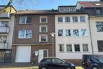 Mehrfamilienhaus mit Büroeinheit und Halle