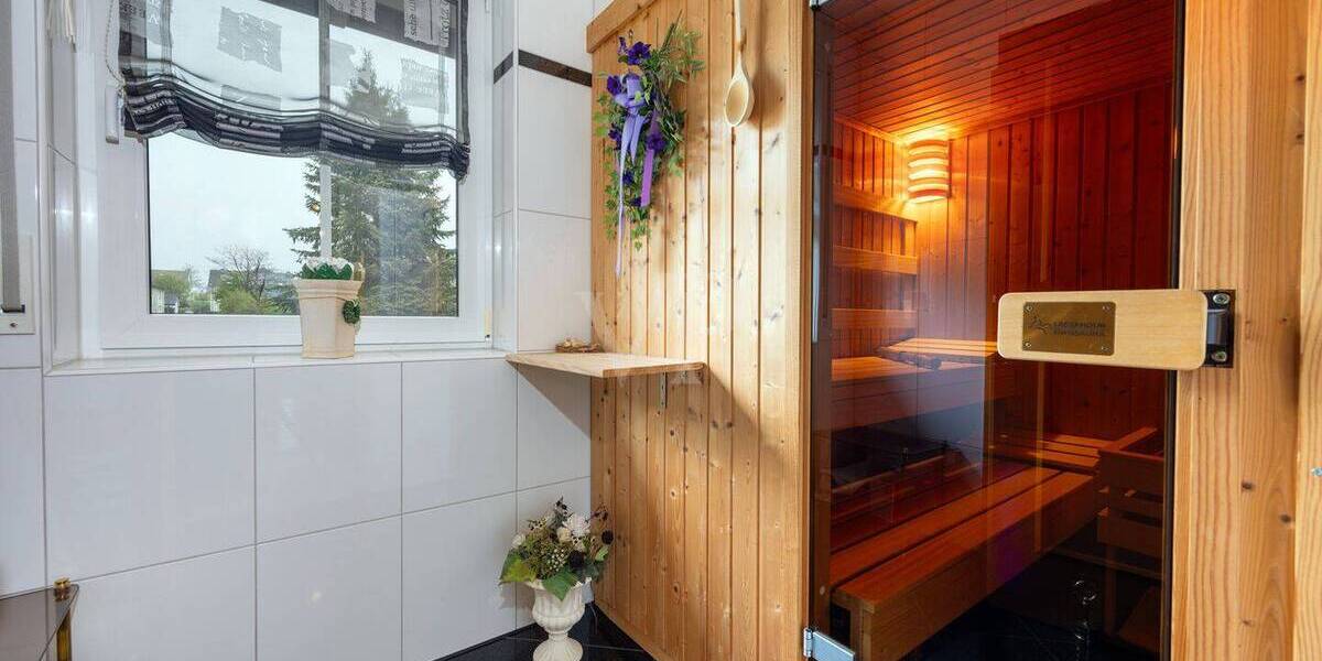 Sonnenverwöhntes Zuhause mit Stil, Sauna und großzügigem Garten 5 zimmer