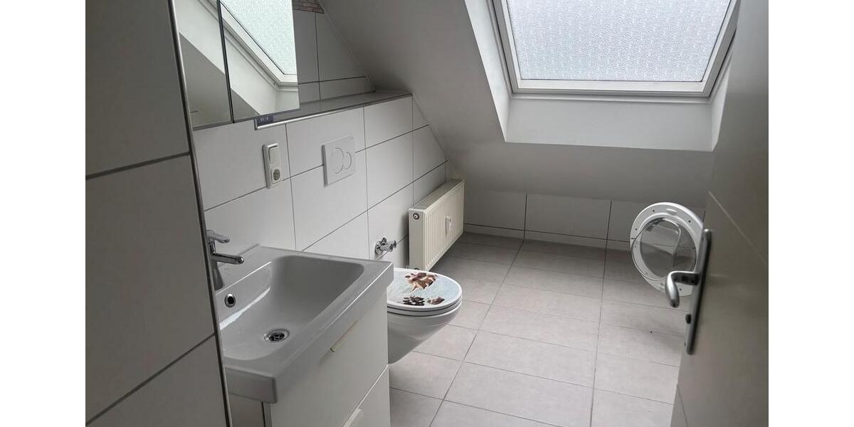 Sehr schöne DG-Wohnung 60 qm Neu Renoviert, Küche 2 zimmer